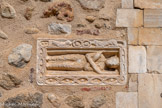 <center>Saint-Genis des Fontaines.</center>La pierre tombale représentant le défunt couché, les bras croisés sur la poitrine, ne porte aucune inscription.