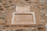<center>Saint-Genis des Fontaines.</center>La pierre épigraphiée de Frère Berenguer, camérier, décédé le 6/6/1307, et de sa soeur Dame Mathia. La pierre épigraphiée de Dulce de Mont-Roig, décédée le 5/12/1271.