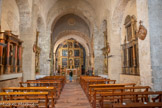 <center>Saint-Genis des Fontaines.</center>L'église est en forme de croix latine, avec des voûtes romanes.