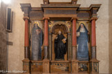<center>Saint-Genis des Fontaines.</center>Autel-retable (daté de 1590) en bois peint, au centre une niche de style baroque en forme coquille St Jacques abritant la statue de St Benoît. De part et d'autre St Maur, disciple de Saint Benoit, et Ste Scholastique. Dans la prédelle, l'Annonciaion (sans doute), la Cène, l'adoration des bergers.