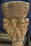 <center>Saint-Genis des Fontaines.</center>Bénitier de l'église primitive posé sur un chapiteau du XIIème siècle provenant de l'abbaye de St-André.