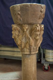 <center>Saint-Genis des Fontaines.</center>Bénitier de l'église primitive posé sur un chapiteau du XIIème siècle provenant de l'abbaye de St-André.
