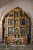 <center>Saint-Genis des Fontaines.</center>Retable central, réalisé entre 1605 et 1638 d’auteur inconnu, entièrement en bois peint. Au premier registre, dans la niche centrale, statue du saint patron, saint Genis. De part et d'autre de la niche centrale, les scènes de son Arrestation et de son Supplice. Dans la niche supérieure, saint Georges. De chaque côté : saint Benoît et sa sœur jumelle sainte Scholastique. Au troisième registre, l'Ange et la Vierge de l'Annonciation de part et d'autre de la troisième niche, avec une statue de saint Antoine. La niche du sommet est surmontée de la figure du Père éternel, entouré par deux angelots tenant des « cornes d'abondance ».