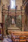 <center>Saint-Genis des Fontaines.</center>Chapelle de Nostra Senyora de Montserrat. Le retable montre la montagne escarpée où est situé le monastère, au centre la Vierge de Montserrat.