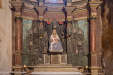 <center>Saint-Genis des Fontaines.</center>Chapelle de Nostra Senyora de Montserrat. Le retable montre la montagne escarpée où est situé le monastère, au centre la Vierge de Montserrat.