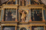 <center>Saint-Genis des Fontaines.</center>Les panneaux peints rappellent que le monastère est bénédictin (St Benoît et sa sœur jumelle Ste-Scholastiqne). Ils encadrent la satue de St Georges, patron de la Catalogne.