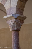 <center>Le cloître de Saint-Genis des Fontaines.</center>De nombreux chapiteaux sont ornés de motifs végétaux : palmettes, fleurons stylisés, grandes feuilles.