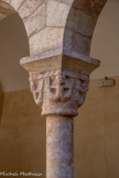 <center>Le cloître de Saint-Genis des Fontaines.</center>Les sirènes : Chapiteau en marbre rose, classique de l’iconographie médiévale. Quatre sirènes placées aux angles du chapiteau saisissent de la main leur double corps. Il rappelle aux moines qu’ils doivent combattre le mal et en dénoncer les aspects multiformes.