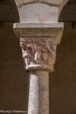 <center>Le cloître de Saint-Genis des Fontaines.</center>Un personnage tient en laisse des chiens.
