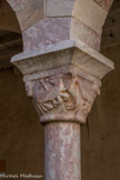 <center>Le cloître de Saint-Genis des Fontaines.</center>La face sud présente l’agneau mystique .