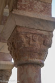 <center>Le cloître de Saint-Genis des Fontaines.</center>La procession de l’abbé : Chapiteau rose présentant sur sa face ouest l’abbé du monastère en procession, entouré de deux clercs avec le grémial marqué de ses armes sur les genoux.