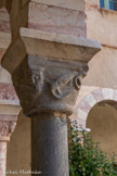<center>Le cloître de Saint-Genis des Fontaines.</center>Salamandre.