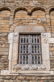 <center>Eglise Romane Saint-André</center>La fenêtre rectangulaire percée plus tard dans la façade, est entourée de divers fragments de marbre sculpté, matériaux provenant sans doute d'un édifice disparu.