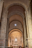 <center>Eglise Romane Saint-André</center>A l’intérieur de l’enveloppe de l’église pré-romane, on implante de lourds piliers ornés de demi-colonnes, séparés par des arcades. Ces piliers et ces arcades reçoivent une voûte en berceau.