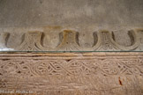 <center>Eglise Romane Saint-André</center>La table d'autel. La surface a son pourtour orné de lobes réguliers et d'un périmètre d'entrelacs gravés. 11e siècle.