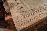 <center>Eglise Romane Saint-André</center>La table d'autel. La surface a son pourtour orné de lobes réguliers et d'un périmètre d'entrelacs gravés. 11e siècle.