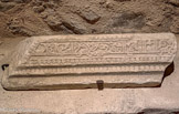 <center>Eglise Romane Saint-André</center>Dessus de pierre tombale musulmane (marbre XIIe).