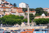 <center>Port-Vendres.</center>La place de l'Obélisque. Dès le début de son règne, Louis XVI a décidé de construire un port fortifié pour assurer un trafic maritime régulier en Méditerranée. Le maréchal de Mailly reprend l'idée de Vauban de construire un port à Port-Vendres et veut construire une ville nouvelle dans l'esprit de la franc-maçonnerie qu'il espère avoir 12 000 habitants, soit autant que Perpignan. La réalisation du port va durer douze ans. Il charge l'architecte du roi Charles De Wailly, franc-maçon, membre de l'Académie royale d'architecture en 1767, de faire les plans de la ville nouvelle. Pour ennoblir la ville, l'architecte a l'idée de construire une place monumentale avec des éléments de sculpture, la place Louis XVI. Au centre de la place, Charles De Wailly a prévu d'ériger un obélisque en marbre rouge et blanc de Villefranche-de-Conflent. Il était orné de bronze, bas-reliefs, rostres, tortues. La pointe de l'obélisque porte un globe terrestre surmonté de la fleur de lys. L'ensemble est dédié à la gloire du roi. Les crédits venant à manquer, la réalisation de ce projet de place monumentale s'est arrêté.