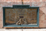 <center>Port-Vendres. </center>Les bas-reliefs de bronze commémorent la Marine relevée,