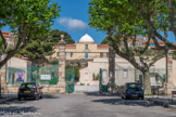 <center>Port-Vendres. </center>Arrière de la place de l'Obélisque qui n'a pas été terminée. En prolongement de la place de l'Obélisque est construite la caserne du Fer à Cheval dont subsistent encore deux bâtiments, le Dôme au centre et l’aile ouest avec les armes du comte de Mailly. Le dôme culmine sur la terrasse supérieure.