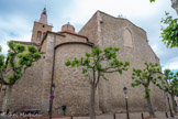 <center>Église Saint-Pierre de Prades</center>Au sud du chevet plat, une chapelle carrée se terminant par une abside arrondie a son pendant côté nord, elle intègre une ancienne tour des remparts.