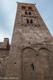 <center>Église Saint-Pierre de Prades</center>Les arcatures et les lésènes qui séparent les cinq niveaux du clocher.