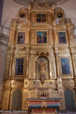 <center>Église Saint-Pierre de Prades</center>La chapelle Saint Benoît. La construction de cette chapelle, qui prolonge vers le midi le bras gauche du transept, débuta en 1735. Elle possède un retable, du début XVIIIe, en bols doré et toiles peintes qui provient de l’abbaye de Saint-Michel de Cuixà, d’où il fut transféré à la Révolution française. L’art du peintre décèle une palette de formation espagnole. Au centre, de haut en bas : Armoiries du donateur. Guérison d’un homme, que l’on avait empoisonné par vengeance.
Entrevue de Totila, roi des Goths, avec Saint- Benoît, dont il vient d’éprouver l’esprit prophétique, en déguisant son écuyer.
Saint-Benoît. A gauche : Saint-Benoît (sous les traits du donateur).
Réprimande au moine qui se croyait humilié de tenir le bougeoir, pendant le repas, devant la table de Saint Benoît.
Saint-Benoît remet à un débiteur aux abois, qui a imploré son aide, 13 sous d’or trouvés miraculeusement.
A droite : Sainte Scholastique (sœur de St Benoît)
Réprimande aux deux moines qui ont mangé hors du monastère sans permission.
Correction du moine qu’un diablotin noir écartait de l’oratoire à l’heure de la prière.