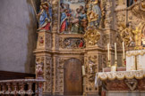 <center>Église Saint-Pierre de Prades</center>Sur les portes, la tiare papale. La table d’autel est  en marbre rose de Villefranche-de-Conflent.