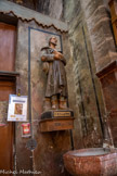 <center>Église Saint-Pierre de Prades</center>Statue de la chapelle de la Porte Latérale. Saint Benoit Labre. Bénitier en marbre rose 15e