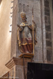 <center>Église Saint-Pierre de Prades</center>Statue de la chapelle de la Porte Latérale. Un pape.