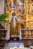 <center>Église Saint-Pierre de Prades</center>Tout en bas, au pied des escaliers, une statue de la Vierge