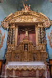 <center>Église Saint-Pierre de Prades</center>Au-dessus de l'autel en marbre un retable de 1681 avec quatre colonnes torses ornées de pampres et d'angelots encadre un Christ d'inspiration espagnole.