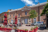 <center>Perpignan.</center>Les Jésuites édifièrent au 17e siècle, après avoir racheté plusieurs îlots de maisons médiévales, un immense couvent qu'ils abandonnèrent lors de leur expulsion en 17741 La place de la République vit le jour dans le premier tiers du 19e siècle sur les terrains laissés libres depuis 1794 par la destruction de leur église, dédiée à Saint-Laurent, des bâtiments conventuels, du cimetière et des jardins. Occupée par un marché depuis lors, elle constitue un espace de sociabilité, privilégié des Perpignanais Le théâtre municipal fut édifié en 1812 sur la cour et les salles de classe du collège désaffecté de ces religieux Avec sa petite salle à l'italienne, il a gardé un décor d'avant-scène du 19e siècle.