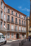<center>Perpignan.</center>La réussite de la bourgeoisie industrielle. Dans la Vieille rue Saint-Sauveur, trois immeubles de la fin  du 19e siècle sont les témoins de la réussite des Bardou,  lignée d'industriels du papier à cigarette dont le fondateur créa la marque JOB. Des deux hôtels particuliers qu'ils ont édifiés, l'un est devenu la propriété d'un particulier (n°13), l'autre (n°18), dit l'hôtel Pams suite au mariage de Jeanne Bardou avec l'homme politique Jules Pams, appartient à la ville depuis 19461. L'hôtel Holtzer, mitoyen (n°16), fut la propriété de la deuxième épouse de Jules Pams, héritière de l'empire métallurgique alsacien. II abritait anciennement un atelier de fabrication de papier JOB. Aujourd'hui, il ''appartient aussi à la ville.