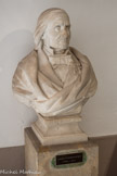 <center>Muséum d’Histoire Naturellei.</center>Buste en marbre blanc de Louis Companyo par Gabriel Farraill.
Louis Companyo (1781-1871) est un des fondateurs du Muséum d'histoire naturelle de Perpignan et son premier conservateur (1841), Auteur d'une Histoire naturelle du département des Pyrénées-Orientales (1864) il compila de nombreuses observations sur la faune et la flore. Il publia, entre autres, Observations sur les insectes nuisibles aux oliviers dans le département des Pyrénées-Orientales (1858) et herborise de part et d'autre du massif des Albères.<br>
Simple ouvrier menuisier. Gabriel Faraill (Saint-Marsal, 1839 - Paris, 1892) s'essaya à la sculpture dès qui pût disposer de quelques heures. De 1887 à 1889, 9 réalise la décoration de la gare centrale de Lisbonne bâtie par T entrepreneur perpignanais, Edmond Bartissol. C'est en 1890 qu'il participe à l’ exposition artistique organisée dans le cadre du Concours Régional de Perpignan et aux côtés du buste de sa mère et de la statue Fille à l’escargot, Faraill p