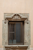 <center>Muséum d’Histoire Naturellei.</center>De l'édifice d'origine ne subsiste qu'une fenêtre armoriée ouvrant sur le patio. Héritier des collections du cabinet d'histoire naturelle de l'Université et de la Société philomathique le Muséum, créé en 1840, y est installé depuis 1900.