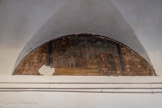 <center>Couvent des Minimes.</center>Au niveau de certaines travées, les galeries du rez-de-chaussée sont ornées de peintures murales de 1648 accompagnées d'inscriptions. Ces peintures sont disposées sur les parois dans les espaces dégagés par les lunettes des voûtes ; elles semblent illustrer la vie de saint François de Paule, de saint Antoine de Padoue et l'Histoire de l'Ordre des Minimes. Un Franciscain.