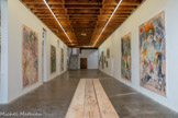 <center>Musée « Acentmètresducentredumonde » » </center>Exposition Art contemporain « Roasted hot with heat », Gregory Forstner - Cristina Lama - Matias Sanchez. Le titre de l’exposition ROASTED HOT WITH HEAT est emprunté au poème de E.E Cummings, I sing of Olaf – poème dans lequel Olaf, soldat pendant la première guerre mondial, objecteur de conscience et pacifiste, est déterminé à ne plus être une arme au service d’une idéologie…Depuis le début de sa carrière, travaillant autant les archétypes que les stéréotypes véhiculés par nos sociétés, Forstner n’a cessé d’impliquer dans son travail une conscience prudente et critique des notions de pouvoirs et des idéologies qui les constituent, sans pour autant céder à un discours pathétique et moralisateur. En effet, si les figures récurrentes qui traversent son œuvre se manifestent sans détour de manière très frontale, elles n’en sont pas moins ambivalentes. C’est souvent avec un humour décalé qu’elles font appel à la conscience du spectateur