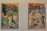 <center>Musée « Acentmètresducentredumonde » » </center>Gregory FORSTNER. FORCE et FREE. Huile sur lin,  2022. <br>
Dans cette exposition, il s'agit de cartes à jouer démesurées, ce qui confirme cette volonté de rappeler la planéité de la surface. Les personnages sont hybrides à plus d'un titre : d'abord, même si le corps peut passer pour humain, l'artiste lui prête la tête d'un animal, plutôt canin et plutôt inquiétant tel le bouledogue ; or, à ce collage pictural s'ajoute la symbiose référentielle puisque l'artiste emprunte aux grands maîtres du passé en matière de portrait et plus particulièrement à ceux qui incarnent le pouvoir. La vie est un jeu de pouvoir, de cruauté et de mort et il faut savoir se jouer de ces deux astreintes. C'est ce que nous dit Fôrstner avec sa peinture déchainée, puissante et qui flirte souvent avec une vision grotesque, carnavalesque, violente de l'humanité et réclame que l'on fasse tomber les masques, devant le grand flux vital et temporel qui nous emporte tous, y compris les qu'on dit grands.