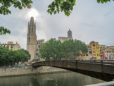 <center>Gérone.</center>Pont sur l'Onyar. A gauche, l'église Saint-Félix. A droite, la cathédrale.