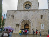 <center>Monastère Saint Pierre de Galligants et son Musée d’Archéologique de Catalogne</center>L'ancienne abbaye bénédictine Saint-Pierre de Galligants est une des constructions les plus réussies ayant survécu du passé roman de Gérone. Commencée en 992, la nef actuelle date de 1130, de même que le clocher octogonal de style lombard. Elle possède également un cloître de style roman également, réalisé entre 1154 et 1190. L'ancien monastère abrite actuellement la partie géronaise du musée d'archéologie de Catalogne.