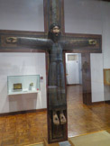 <center>Musée Art Roman.</center>Christ en majesté roman catalan XIème. Le Christ en Majesté de Sant Miquel de Cruïlles est une représentation du Christ crucifié très caractéristique de l’art roman catalan. La croix où l’image est clouée, en bois peint aux motifs ornementaux, est antérieure, probablement du XIe siècle. Elle a été réutilisée, et en partie décapitée, pour incorporer la nouvelle sculpture, au XIIe siècle.