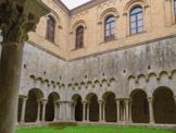 <center>Monastère Saint Pierre de Galligants et son Musée d’Archéologique de Catalogne</center>Le cloître.