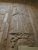 <center>Monastère Saint Pierre de Galligants et son Musée d’Archéologique de Catalogne</center>Le cloître. Pierre tombale.