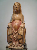 <center>Musée Art Roman.</center>Notre-Dame de l'Espérance, premier quart du XVe siècle. Albâtre polychrome, 80 x 31 x 31 cm. Couvent de Sant Francesc d'Assís, Gérone. Cette image énigmatique de la Vierge provient du couvent Sant Francesc de Gérone, qui se trouvait sur la rive gauche de l’Onyar, à l’emplacement de Factuelle rue Nou. D’aucuns soutiennent qu’elle a longtemps occupé une niche en plein air, au-dessus du portail de la muraille qui donnait sur la partie haute de la Rambla, à l’une des entrées de la ville. Assise dans le silence de l’attente, mains sur les genoux, cette Vierge représentée avant ses couches a un visage inexpressif, comme si elle était concentrée sur le mystère de son for intérieur.