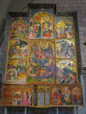 <center>Musée Art Roman.</center>Ce retable consacré à saint Michel présidait l’église romane du monastère de Cruïlles (Baix Empordà). Lluís Borrassa (retable de Saint Michel de Cruîlles) ou Luis, né vers 1360 sans doute à Gérone et mort vers 1426 probablement à Barcelone est un peintre de compositions religieuses du gothique international de la couronne d'Aragon. Borrassá domine toute la production barcelonaise de 1390 à 1420 environ. Au cœur de paysages naturels ponctués d’édifices stylisés, les personnages se meuvent dans des scènes à la composition modèle. Les couleurs composent une véritable symphonie rouge-orangée sur fond or, et nimbent l’ensemble d’une lumière spectrale, évocatrice de l’aube ou du crépuscule