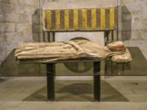 <center>La Cathédrale de Gérone.</center>Chapelle de Saint Jean-Baptiste et de Saint Jean l'Evangéliste. Sarcophage et gisant d'Ermessende de Carcassonne. Guillem Morell. XIe et 1385.