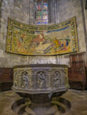 <center>La Cathédrale de Gérone.</center>Chapelle de Saint Julien et de Sainte Basilice. Fonts baptismaux de Guido Belljoch, Joan Belljoch et Joan Roig. Tapisserie de la Résurrection de Joan Ferrer.