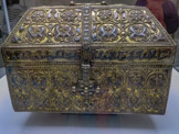 <center>La Cathédrale de Gérone.</center>offret de Hicham II. Le coffret de Hicham II, du Xe siècle, est un cadeau du calife de Cordoue à l'évêque de Gérone. Il est gravé d’argent et d'or et a été signé sous le verrou par l'orfèvre juif Juda ben Boçla.