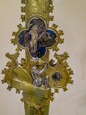 <center>La Cathédrale de Gérone.</center>Croix de procession «aux Emaux ». Peres Bernés, 1350-1360. Argent doré, émaux, bois.